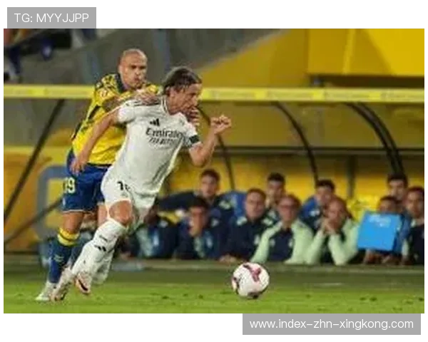 皇马维尼修斯前点轻巧一磕形成破门，展现极致球技