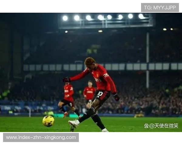 曼联围绕拉什福德练习禁区内接球动作